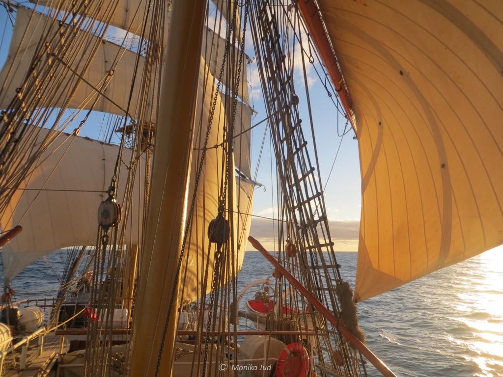 Kapstadt entgegen: mit windgefüllten Segeln im Sonnenschein